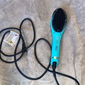 Straight ahead ceramic straightening brush.